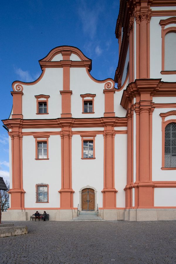 zweifarbige rot-weiße Fassadengestaltung an der Hauptfassade der Basilika Mariatrost
