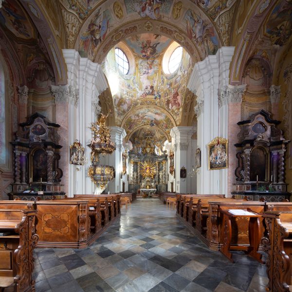 Innenansicht der Basilika Mariatrost mit Blick Richtung Hauptaltar
