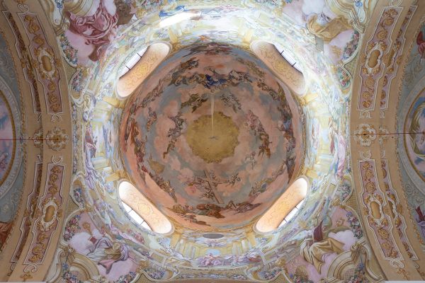 Blick in die mit prunkvollen barocken Fresken ausgestattete Kuppel der Wallfahrtskirche Mariatrost