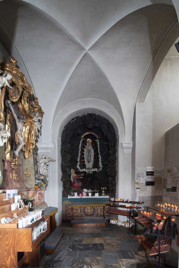 Kapelle mit Kerzen und einer Marienstatue