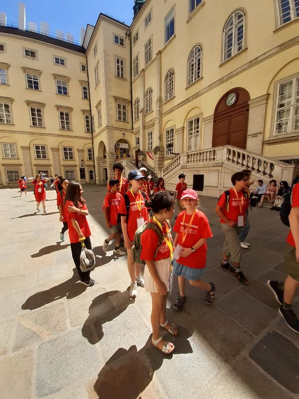 Kinder besichtigen den Schweizerhof der Wiener Hofburg